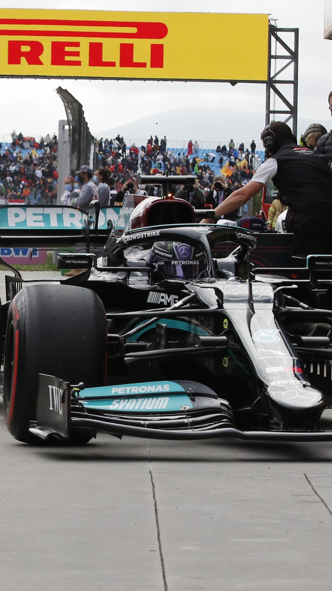 WM-Leader Hamilton geht von Startplatz 11 ins Rennen und muss sich nach vorne kämpfen.