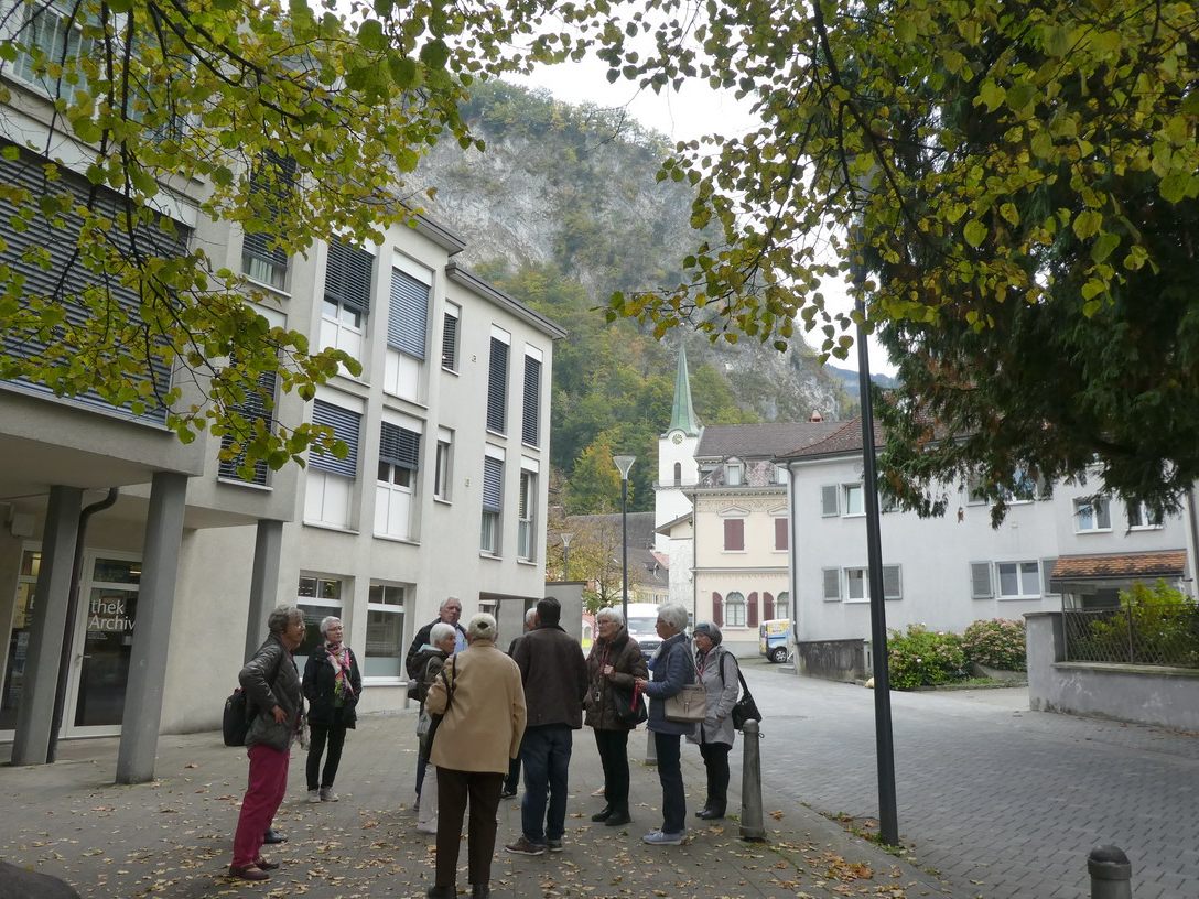 Eine Gruppe Seniorinnen und Senioren unterwegs in Hohenems