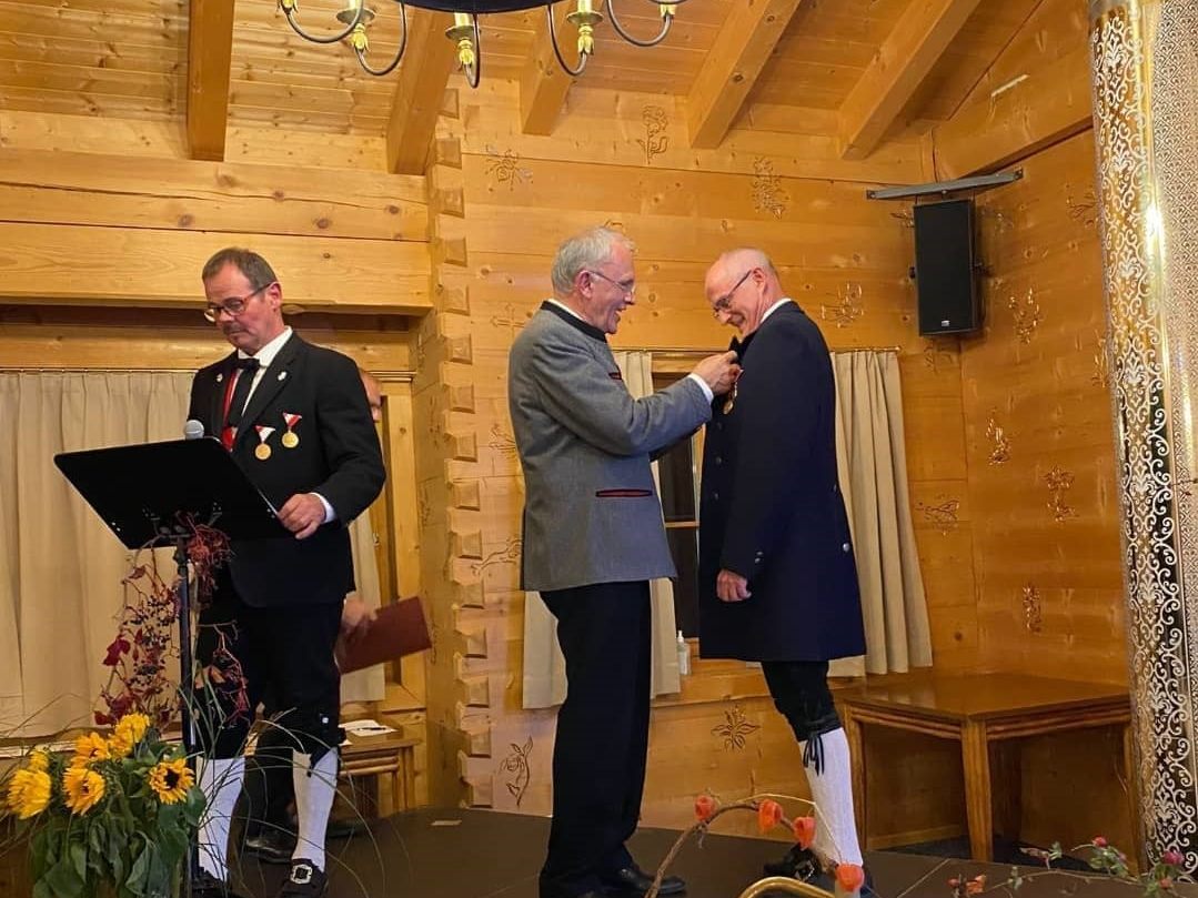 Landesobmann Wolfram Baldauf steckte die Goldene Ehrenspange an. Landesobmann Wolfram Baldauf steckte die Goldene Ehrenspange an.