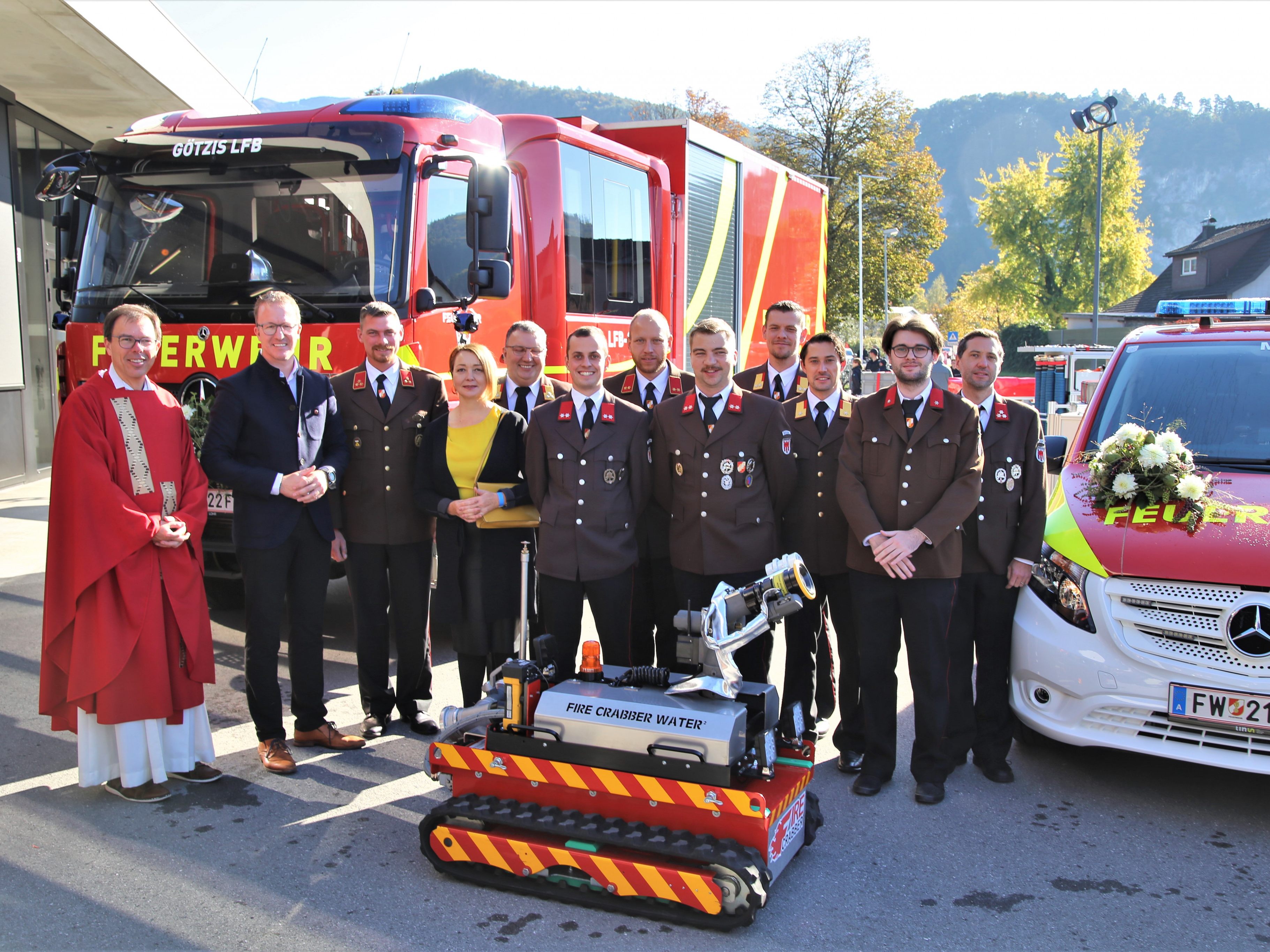 Vertreter der Ortsfeuerwehr und Politik freuen sich über die Fahrzeugweihung.