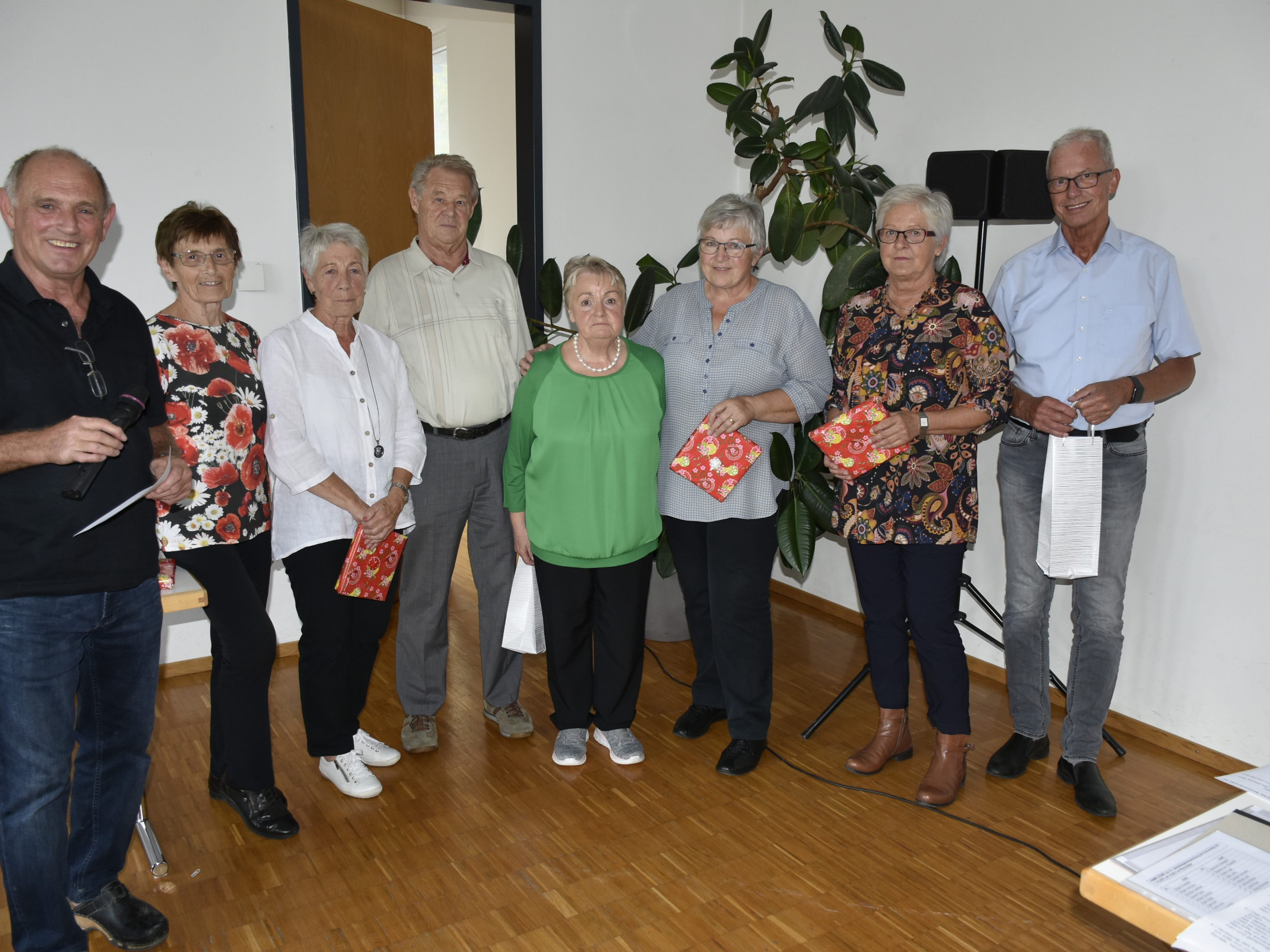 Der neue Vorstand mit der scheidenden Obfrau; v.li.: Hermann Begle, Renate Schuster, Käthe Martin, Leo Schuster, Paula Daniel, Reli Peter, Elisabeth Begle, Gottfried Brändle; auf dem Foto fehlen: Elisabeth Biedermann und Veronika Fend.