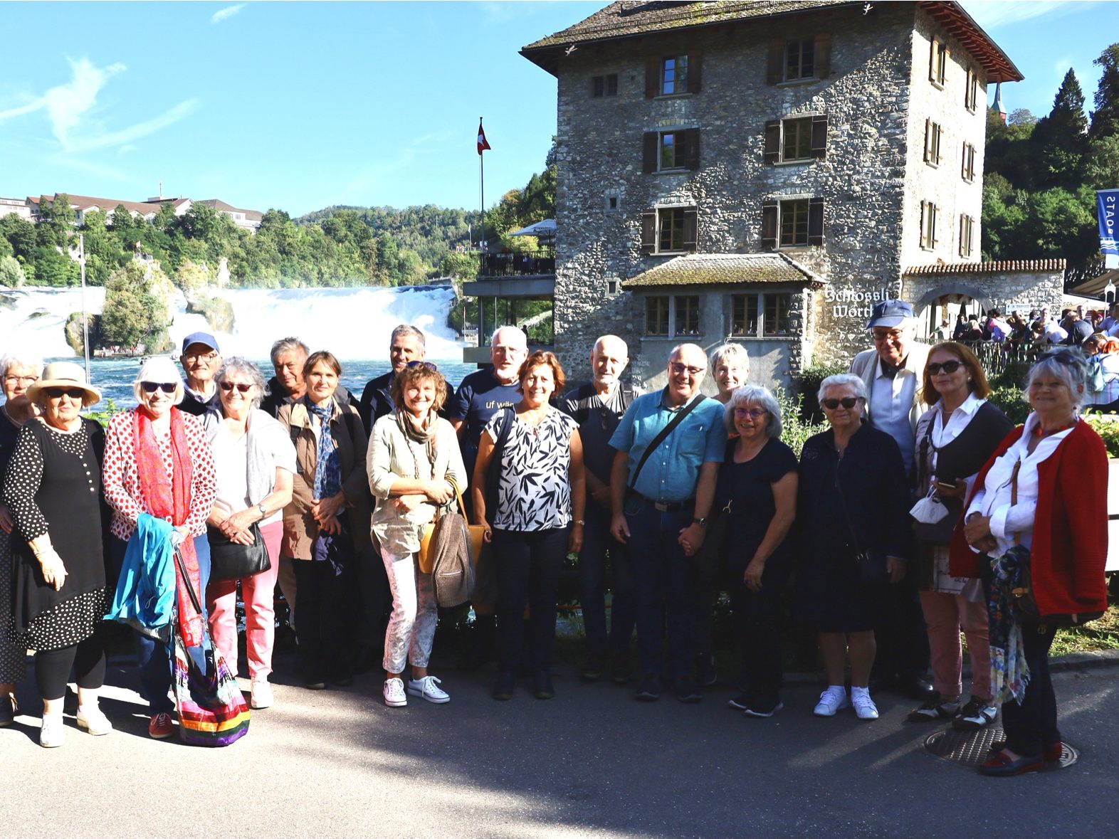 Rheticus-Mitglieder vor dem größten Wasserfall Europas in Schaffhausen. Rheticus-Mitglieder vor dem größten Wasserfall Europas in Schaffhausen.