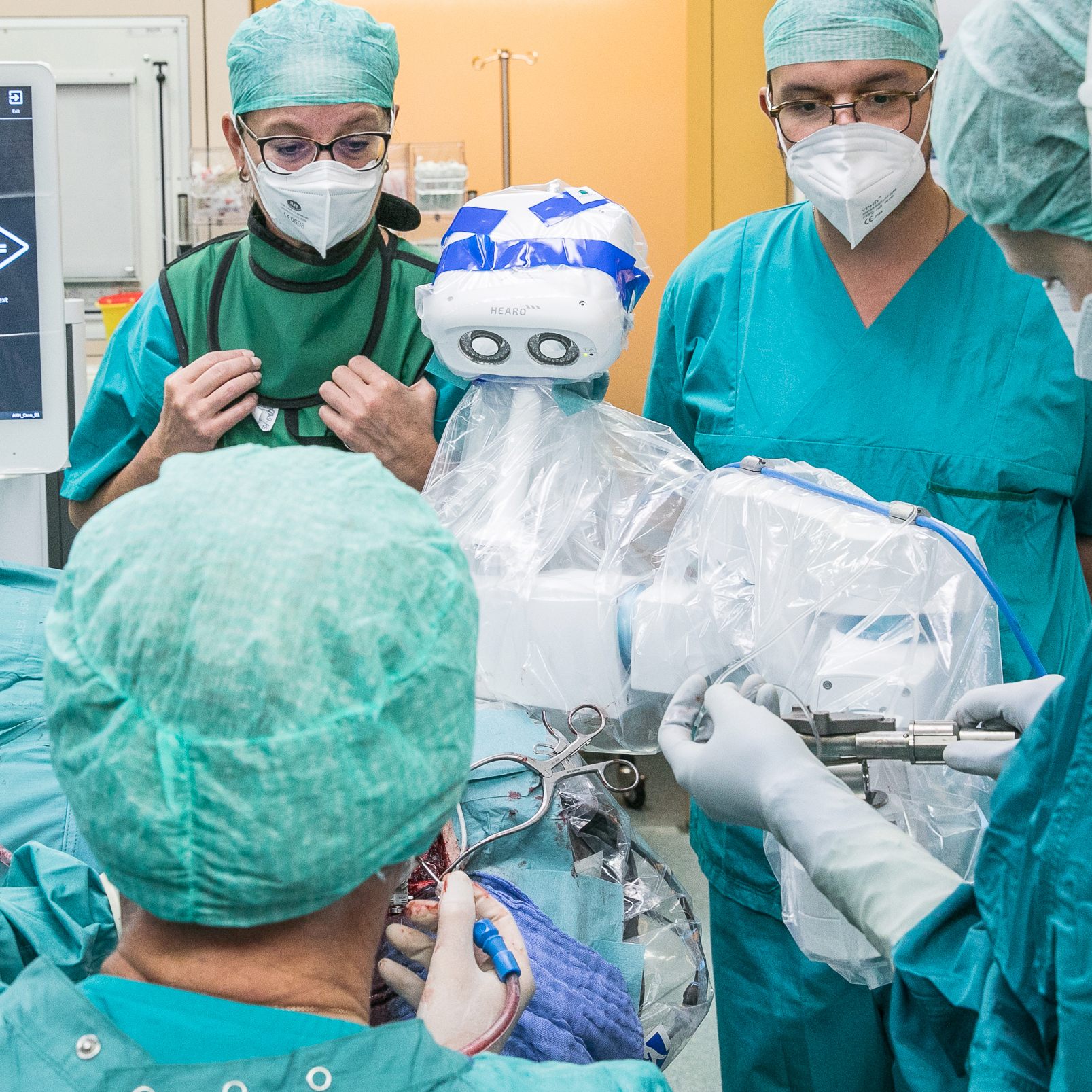 Am Wiener AKH wurde die weltweit erste Operation mit einem Hightech-Roboter durchgeführt.