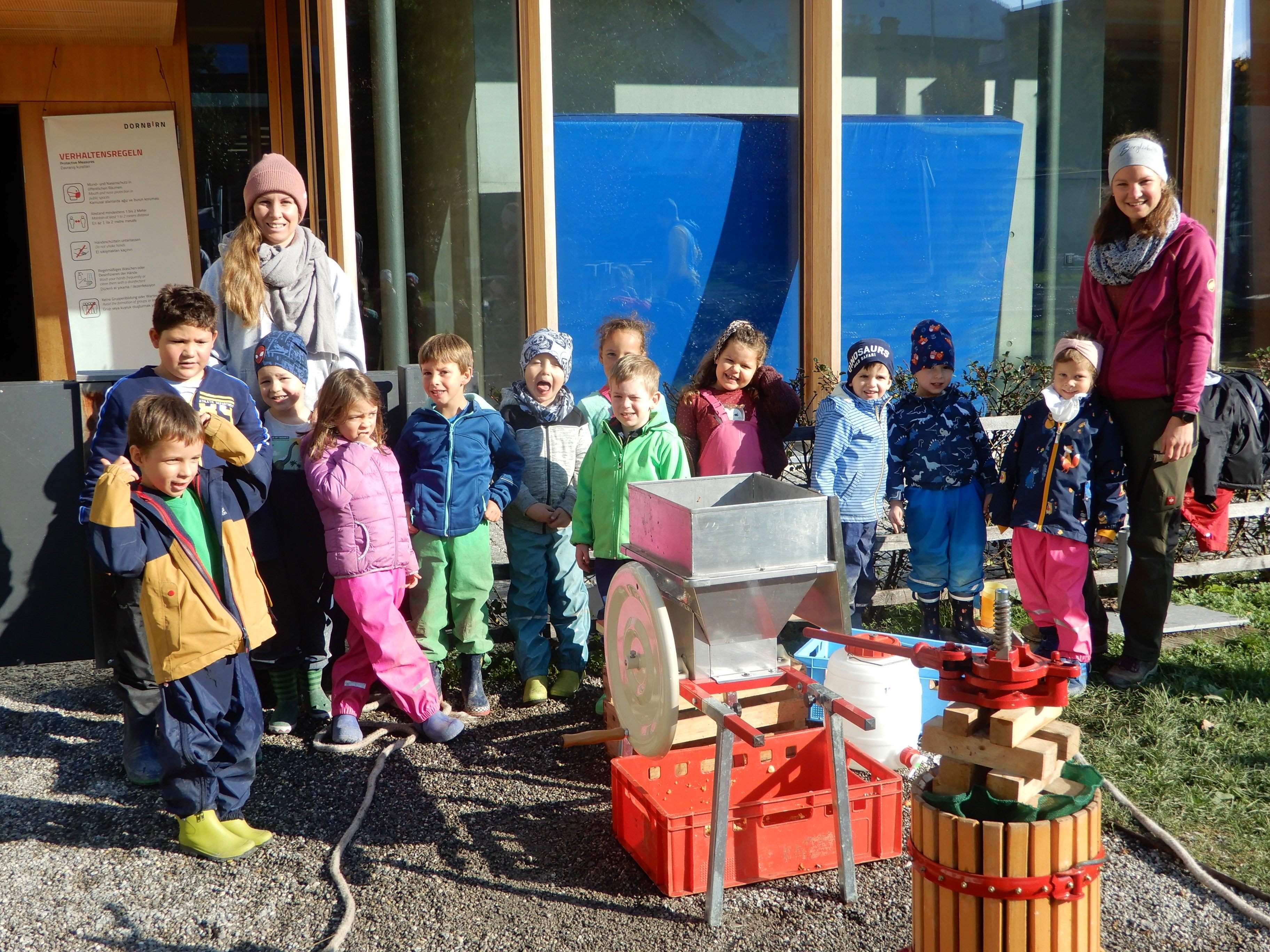 Die erfolgreichen Apfelsaft-Produzenten vom Kindergarten Marktstraße in Dornbirn. Die erfolgreichen Apfelsaft-Produzenten vom Kindergarten Marktstraße in Dornbirn.