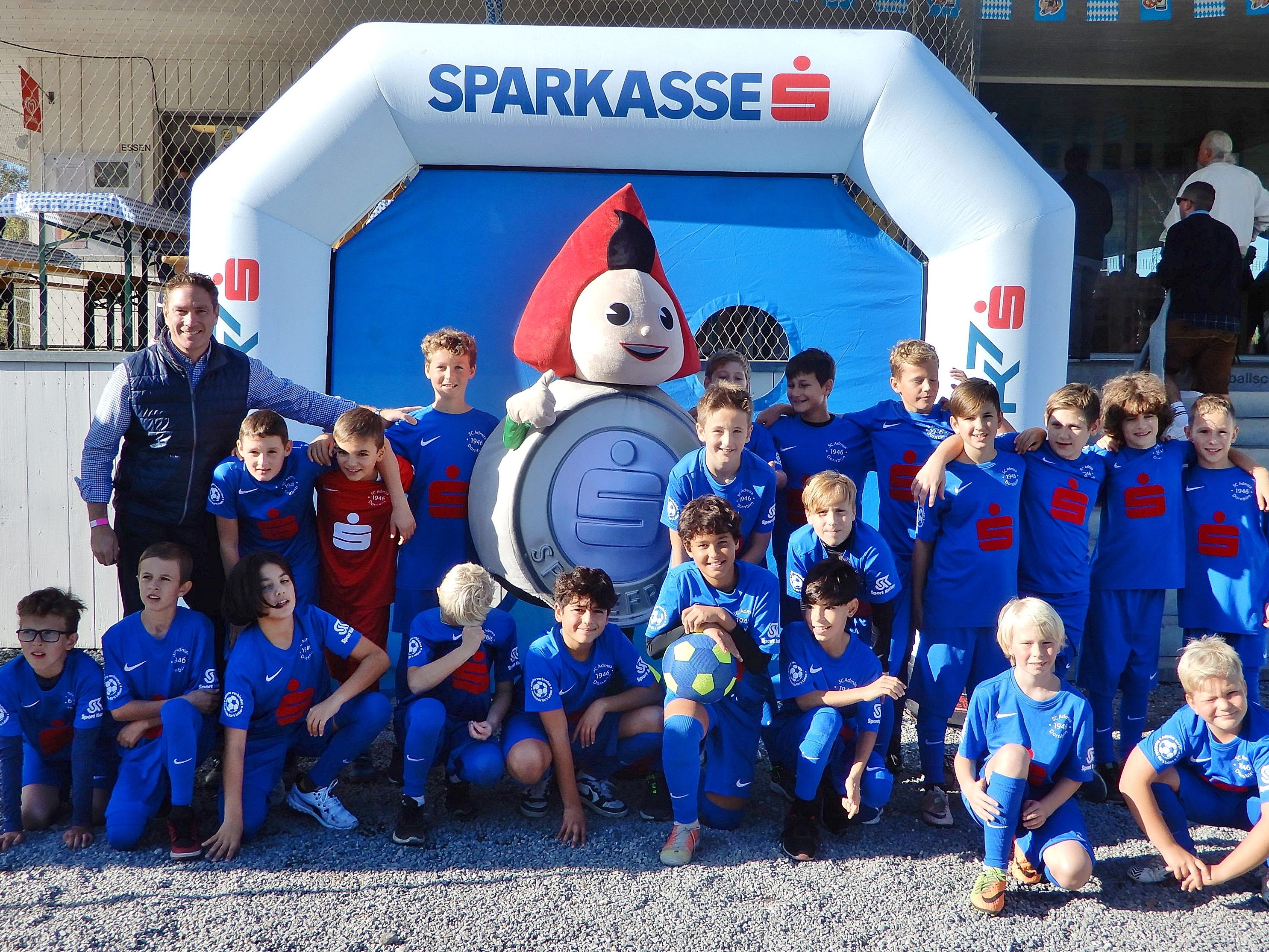 Die U12- und U13-Mannschaft durfte die neue Dressen gleich einmal beim Stadtderby präsentieren.