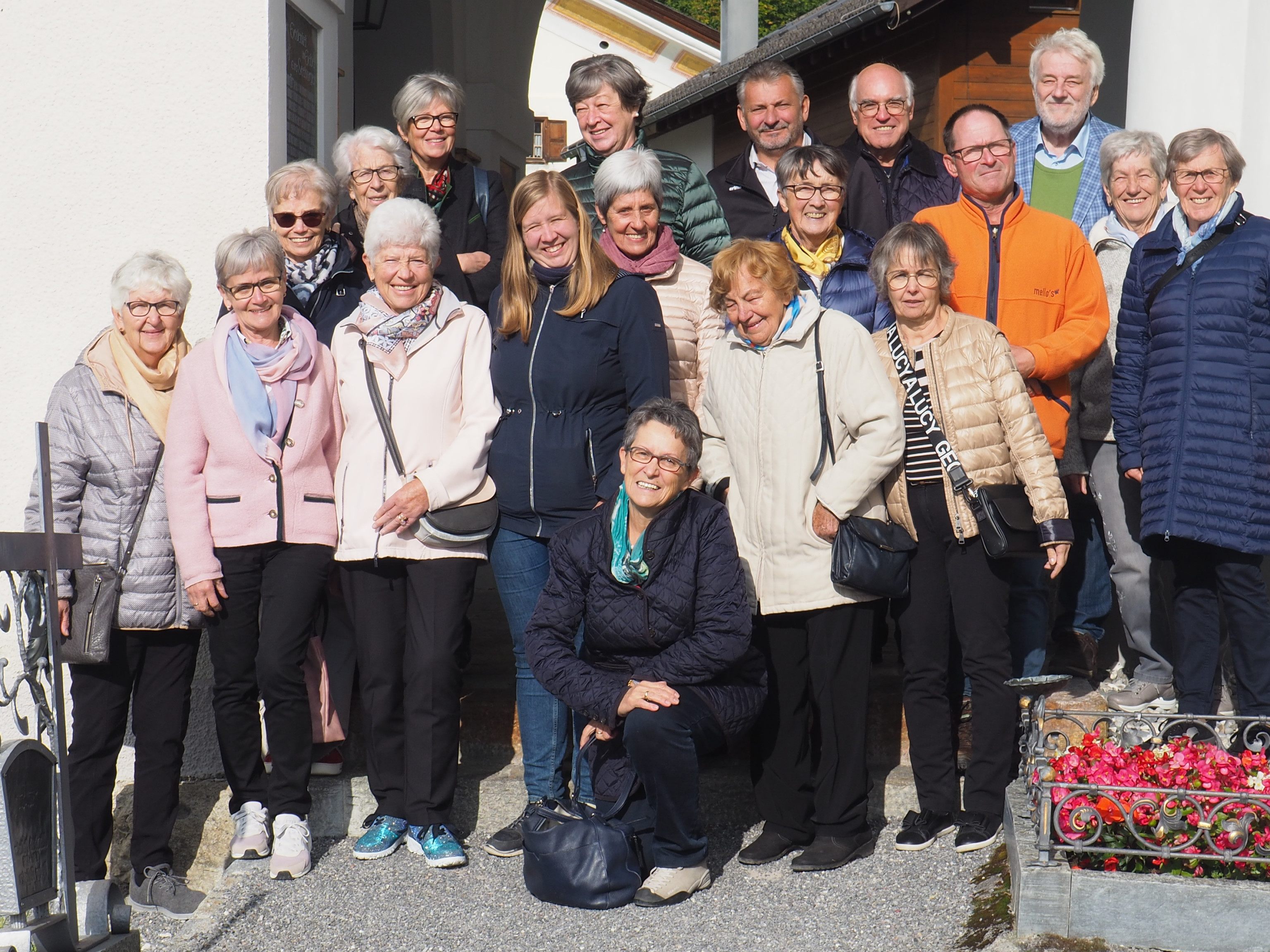 Die Ausflugs-Gruppe vor der Kirche zum Hl. Bartholomäus Die Ausflugs-Gruppe vor der Kirche zum Hl. Bartholomäus
