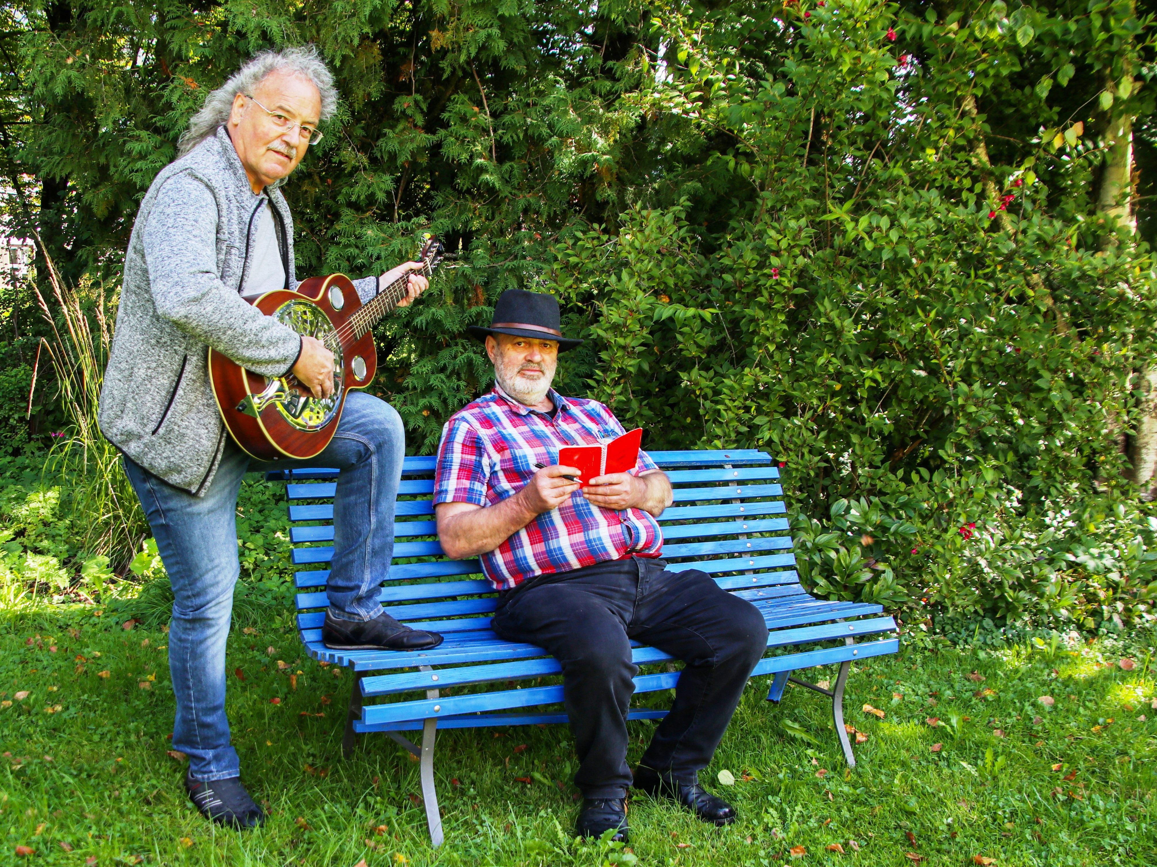 Die Künstler Strolz, Heindl und Ganahl treffen sich im Restaurant Antonio zur gemeinsamen Präsentation mit Musik, Lesung und Fotografie. Die Künstler Strolz, Heindl und Ganahl treffen sich im Restaurant Antonio zur gemeinsamen Präsentation mit Musik, Lesung und Fotografie.