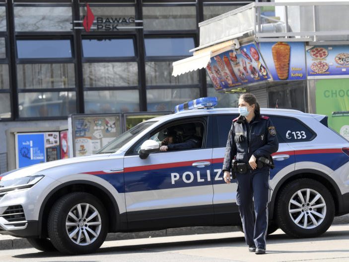 Die Polizei nahm am Freitagnachmittag einen 29-Jährigen fest, der Mitarbeiter einer Notschlafstelle mit dem Messer bedroht haben soll. Die Polizei nahm am Freitagnachmittag einen 29-Jährigen fest, der Mitarbeiter einer Notschlafstelle mit dem Messer bedroht haben soll.