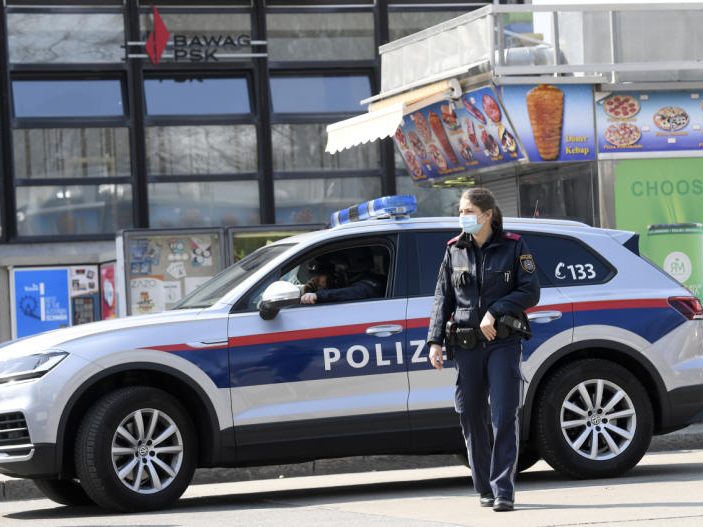 Ein 22-Jähriger, der sich in eine leere Wiener Wohnung eingenistet hatte, attackierte die Polizei mit einem Messer. Ein 22-Jähriger, der sich in eine leere Wiener Wohnung eingenistet hatte, attackierte die Polizei mit einem Messer.