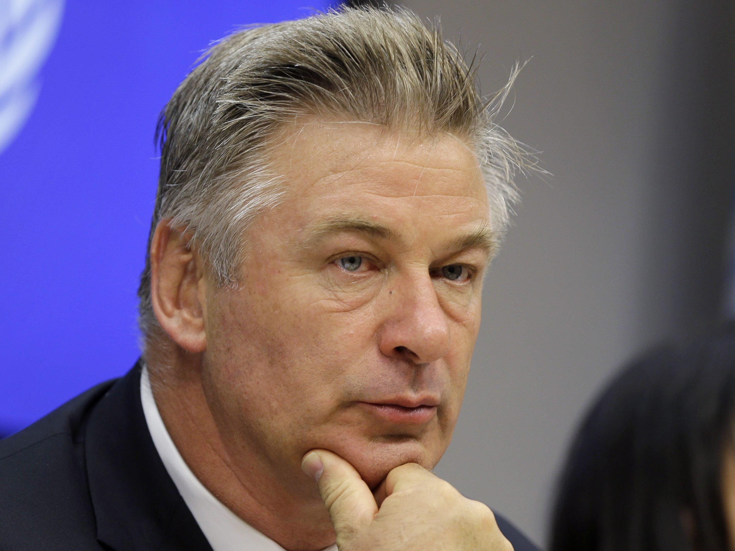 Schock nach schrecklichem Unfall mit Alec Baldwin am Filmset von "Rust". Schock nach schrecklichem Unfall mit Alec Baldwin am Filmset von "Rust".