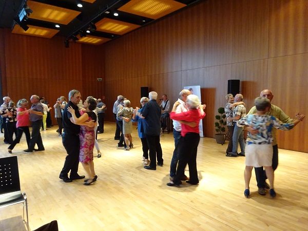 Herbstlich dekoriert durch Blumenschmuck von Agnes Fink, freundlich empfangen durch die Obfrau des Pensionistenverbandes (PVÖ) Rheindelta, Theresia Schneider und Organisatorin Gabi Bartolini und musikalisch begrüßt durch Rudi Muntermacher, feierten die Pensionisten einen tollen Nachmittag bei PVÖ-Rheindelta-Tanz im Höchster Pfarrheim. Rudi Bartolini sorgte mit seinen Gesangseinlagen für beste Stimmung nicht nur auf dem Tanzparkett, sondern auch an den Tischen. Ein herzliches Danke auch an Christl und Adriane, die keinen Getränkewunsch der Gäste offenließen und stets prompt und gekonnt für Nachschub sorgten. Nicht zu vergessen die Vielzahl an kräftigen Männerhänden, die den Auf- und Abbau der Tische und Stühle übernahmen. Ein weiterer gemütlicher Bewegungs- und Tanz-Nachmittag der am 8. November seine Fortsetzung findet. Herbstlich dekoriert durch Blumenschmuck von Agnes Fink, freundlich empfangen durch die Obfrau des Pensionistenverbandes (PVÖ) Rheindelta, Theresia Schneider und Organisatorin Gabi Bartolini und musikalisch begrüßt durch Rudi Muntermacher, feierten die Pensionisten einen tollen Nachmittag bei PVÖ-Rheindelta-Tanz im Höchster Pfarrheim. Rudi Bartolini sorgte mit seinen Gesangseinlagen für beste Stimmung nicht nur auf dem Tanzparkett, sondern auch an den Tischen. Ein herzliches Danke auch an Christl und Adriane, die keinen Getränkewunsch der Gäste offenließen und stets prompt und gekonnt für Nachschub sorgten. Nicht zu vergessen die Vielzahl an kräftigen Männerhänden, die den Auf- und Abbau der Tische und Stühle übernahmen. Ein weiterer gemütlicher Bewegungs- und Tanz-Nachmittag der am 8. November seine Fortsetzung findet.