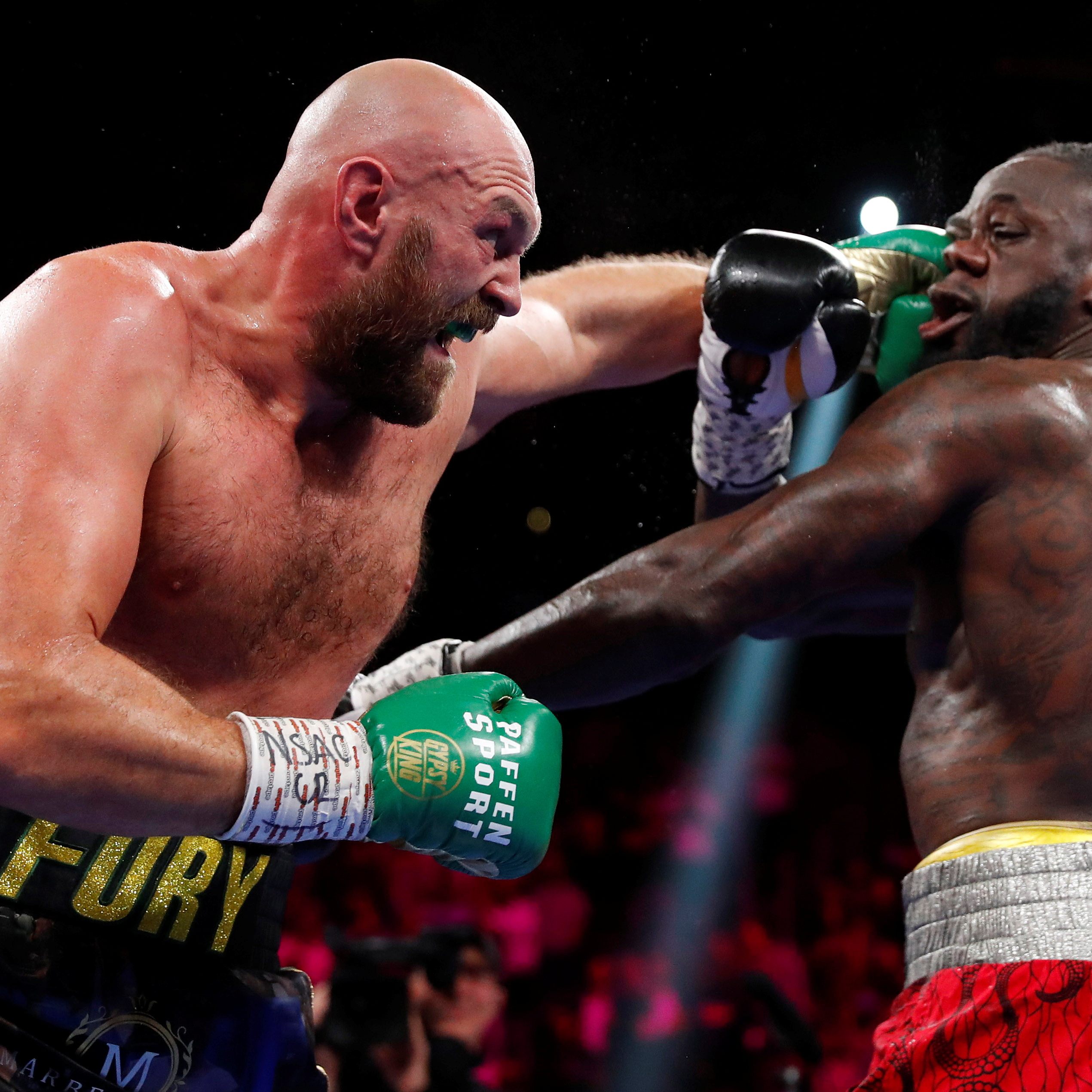 Kräftezehrender Kampf von Tyson Fury (l.) gegen US-Amerikaner Deontay Wilder (r.), der vier Mal zu Boden ging.