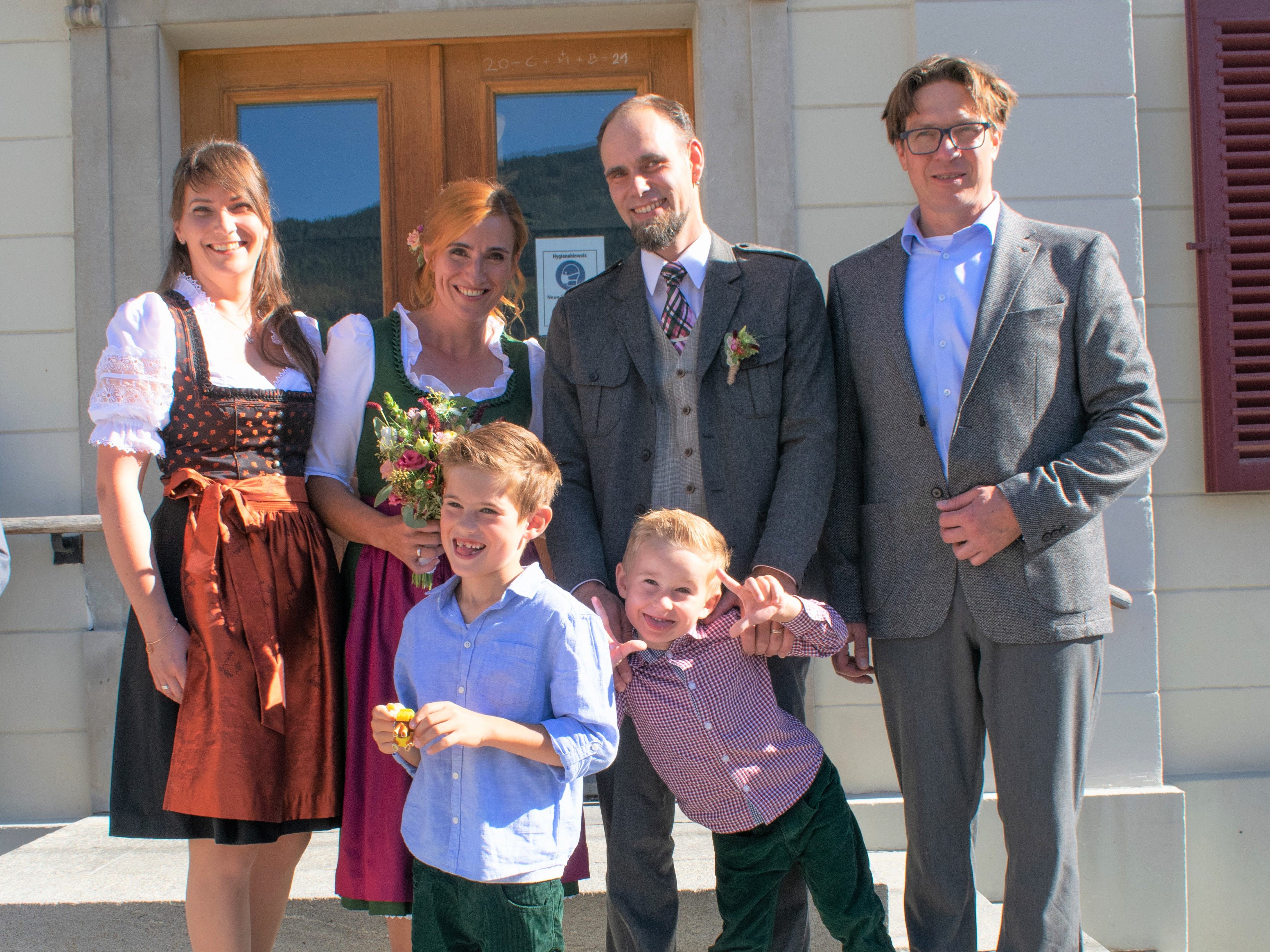 Das frisch vermählte Paar mit seinen Kindern und den Trauzeugen.