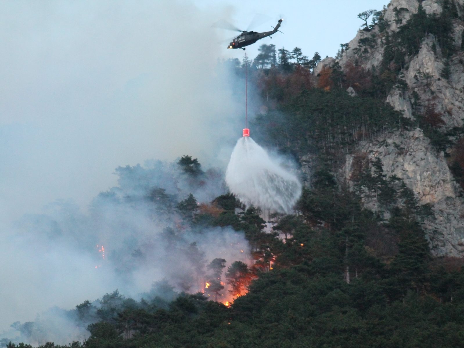 Auch ein Blackhawk des Bundesheeres war im Einsatz. Auch ein Blackhawk des Bundesheeres war im Einsatz.