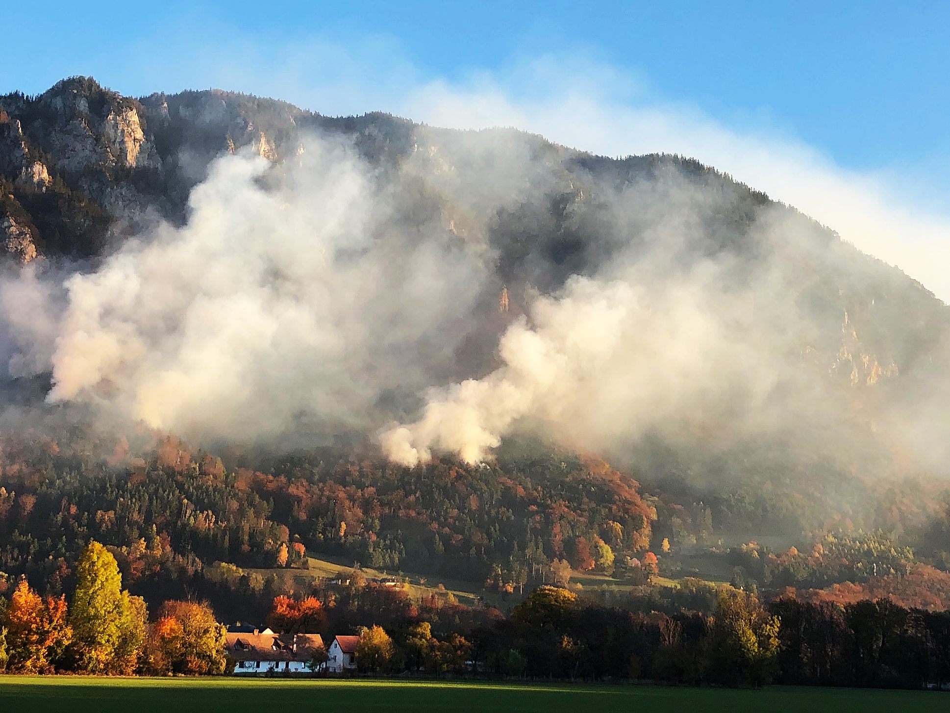 Es gibt neue Hinweise zur Ursache des Waldbrands an der Rax. Es gibt neue Hinweise zur Ursache des Waldbrands an der Rax.