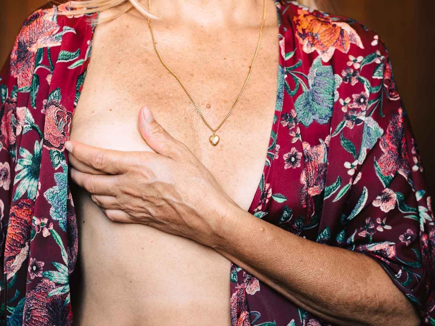 Um Brustkrebs frühzeitig erkennen zu können, sollte man seine Brüste regelmäßig abtasten