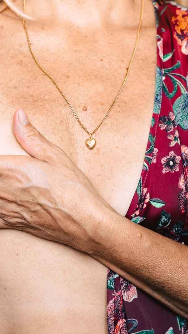 Um Brustkrebs frühzeitig erkennen zu können, sollte man seine Brüste regelmäßig abtasten