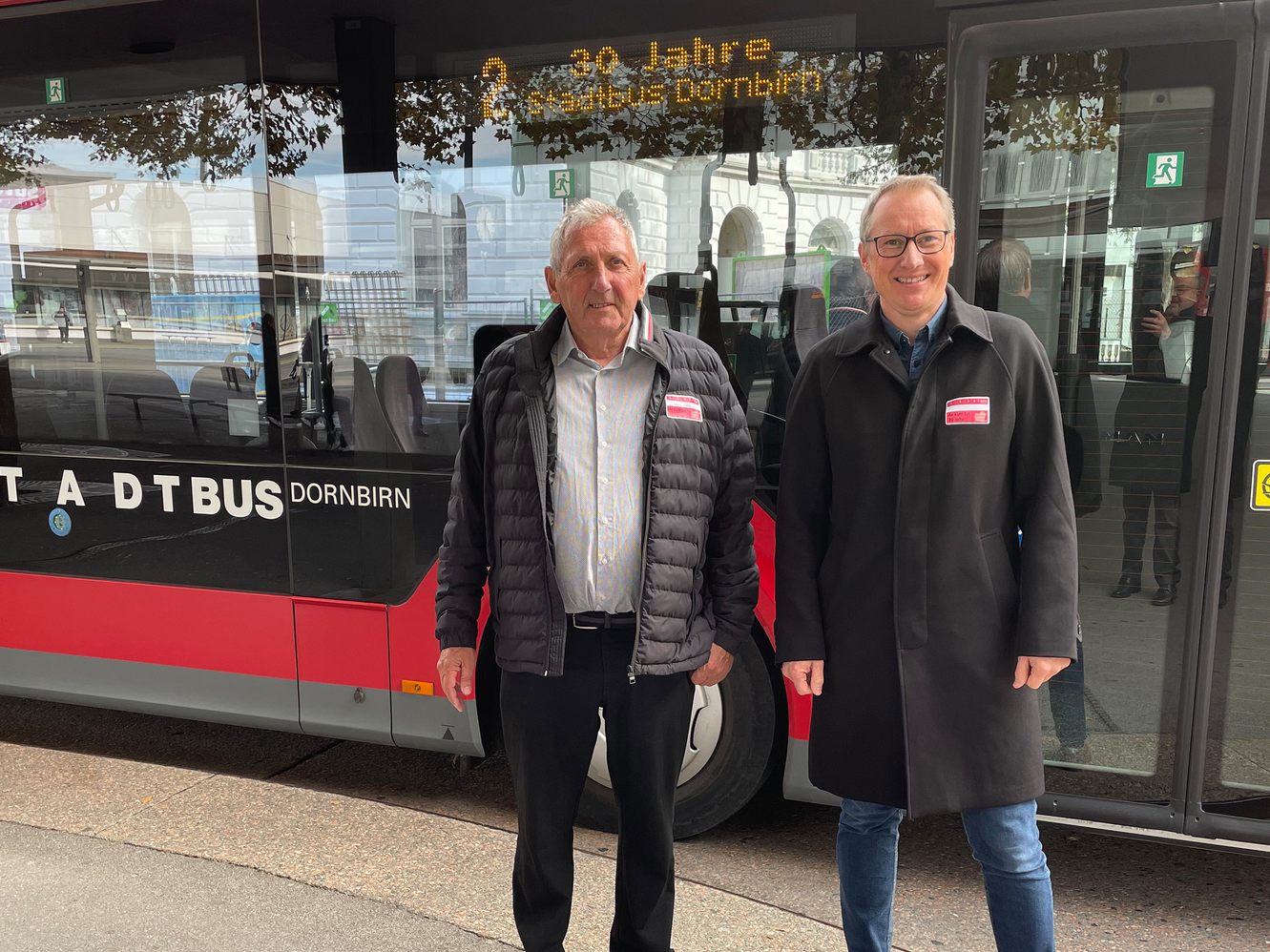 Was im Jahr 1991 mit drei Linien und einem Busbahnhof in der Riedgasse begann, vernetzt heute nahezu das gesamte Stadtgebiet mit gleich zwei großen Umschlagplätzen am Bahnhof und auf der Sägerbrücke. Was im Jahr 1991 mit drei Linien und einem Busbahnhof in der Riedgasse begann, vernetzt heute nahezu das gesamte Stadtgebiet mit gleich zwei großen Umschlagplätzen am Bahnhof und auf der Sägerbrücke.
