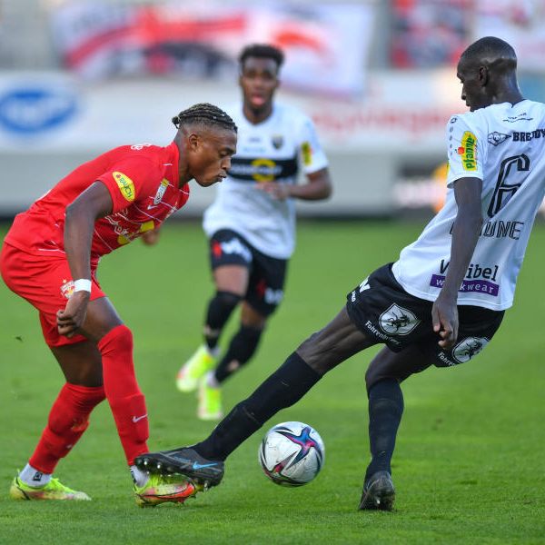 Pape Alioune im Zweikampf