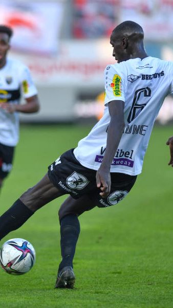 Pape Alioune im Zweikampf