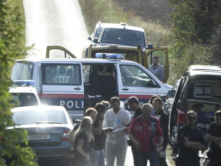 An der burgenländisch-ungarischen Grenze wurden in einem Kleinbus zwei tote Flüchtlinge gefunden. An der burgenländisch-ungarischen Grenze wurden in einem Kleinbus zwei tote Flüchtlinge gefunden.