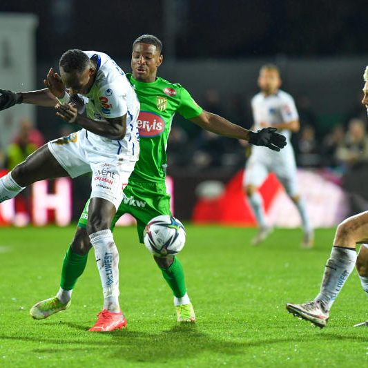 Ex-Sticker Dwamena im Zweikampf