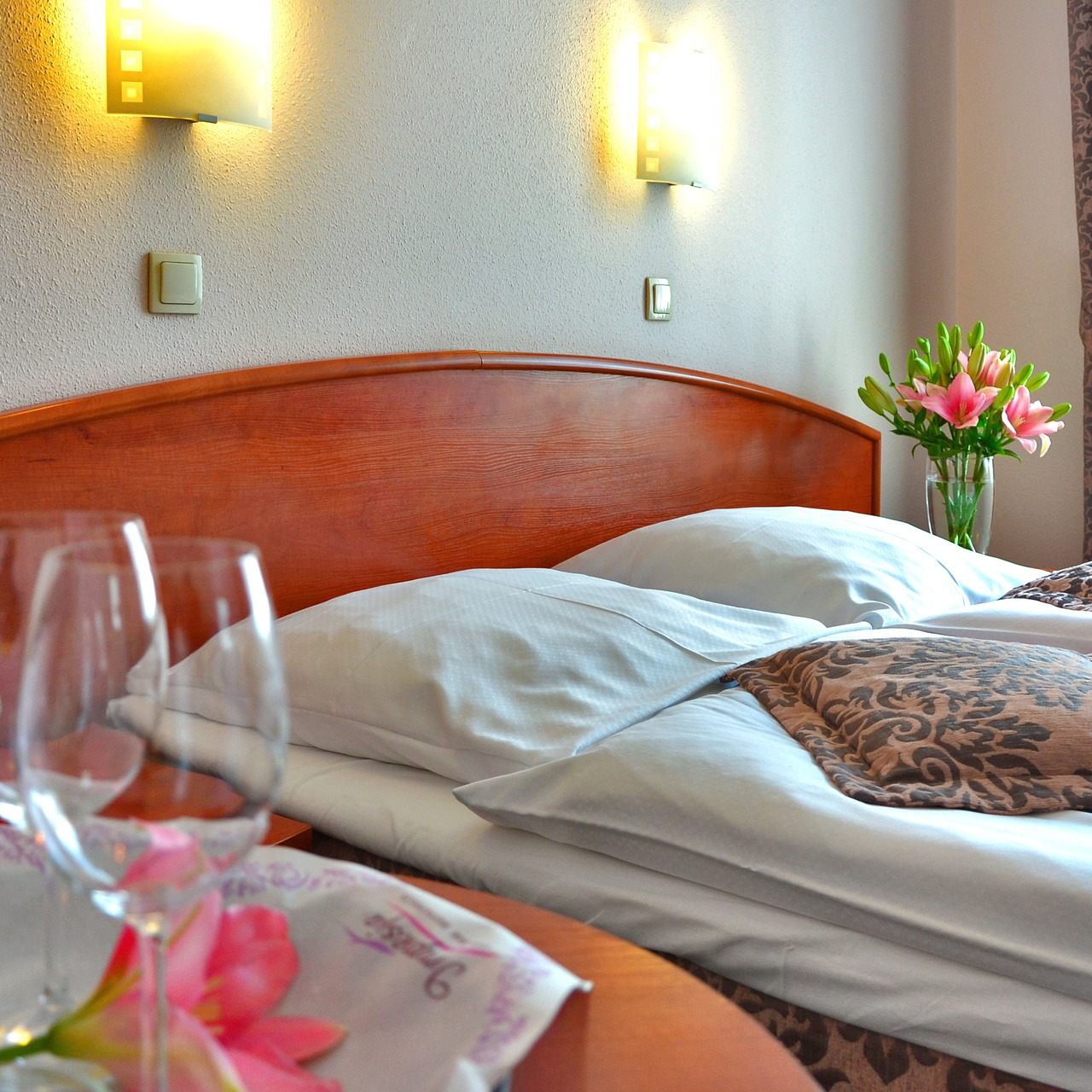 Im Idealfall wirken Hotelzimmer absolut sauber - doch selbst dann gibt es noch Gegenstände, die man besser nur mit Vorsicht berührt