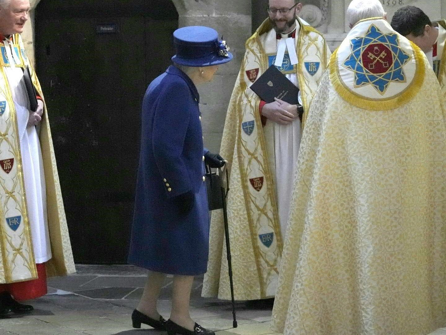 Die Queen trat in der Öffentlichkeit mit Stock auf. Die Queen trat in der Öffentlichkeit mit Stock auf.