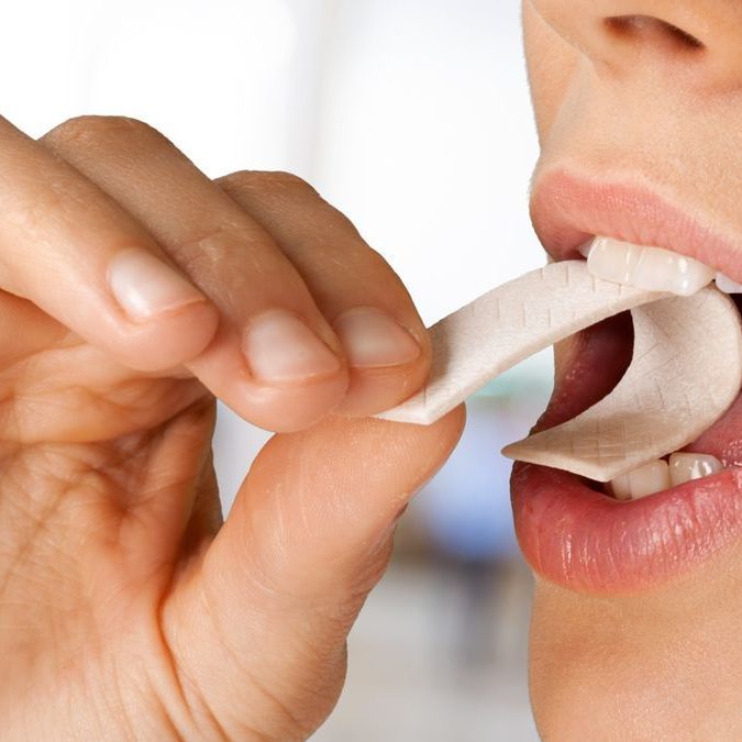 Wer gern Kaugummi kaut, fragt sich oft: Ist es ein Problem, diesen am Ende zu schlucken?