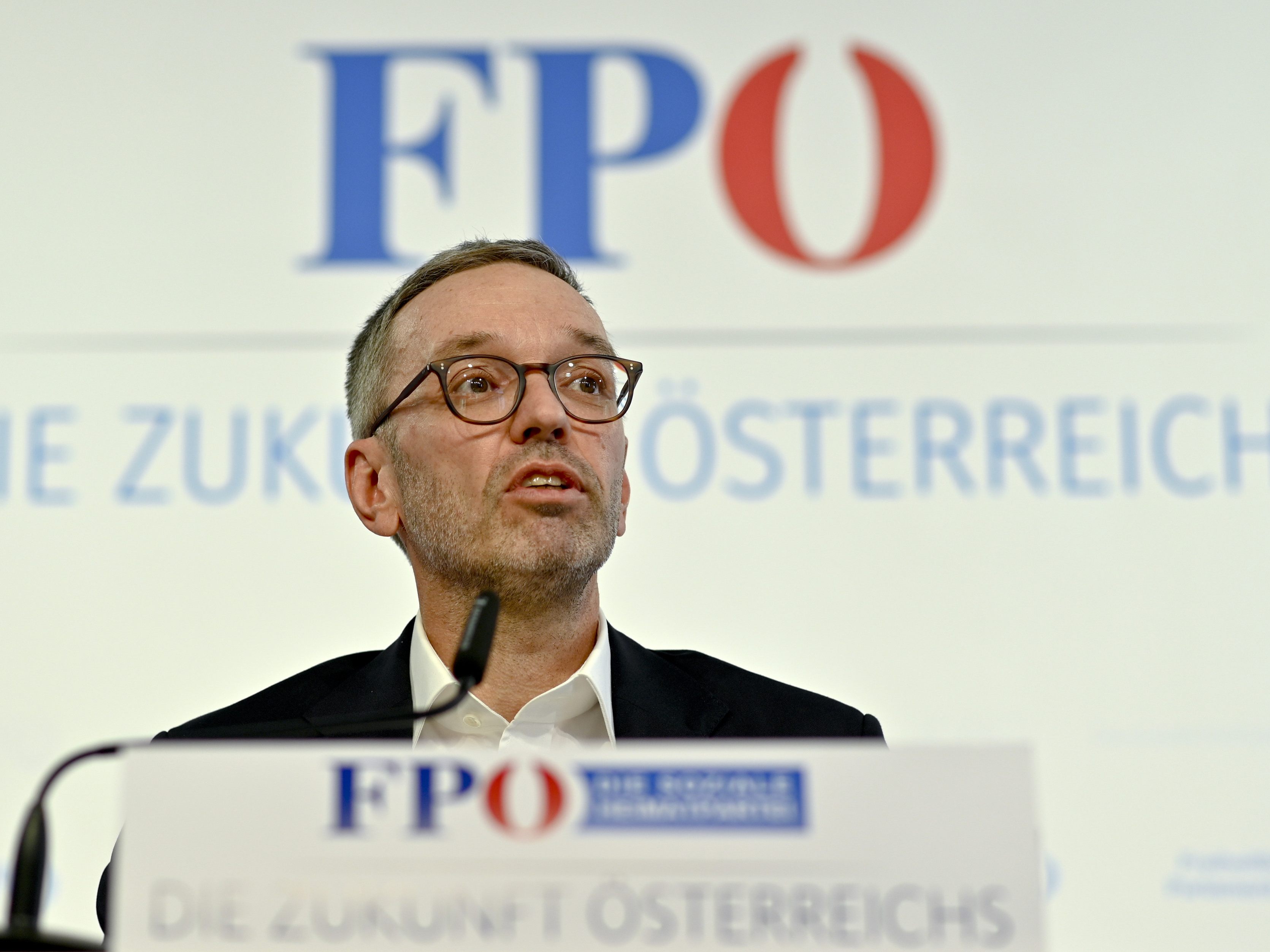Kickl warnt vor einer vierten Welle und Will klagen. Kickl warnt vor einer vierten Welle und Will klagen.