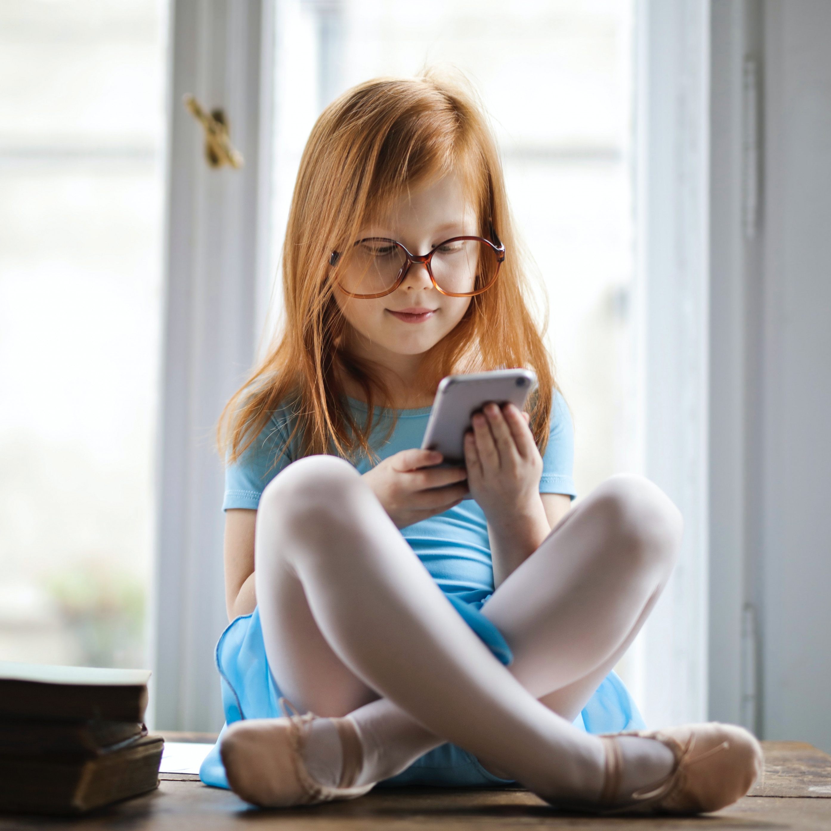 Immer länger sitzen Kinder vor kleinen Bildschirmen.