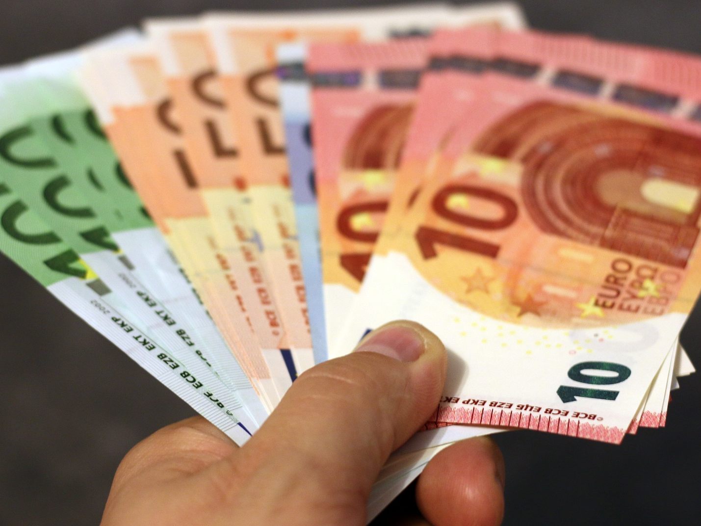 Ein Teil der 14- bis 20-Jährigen verlangt laut dem partizipativen YEP Jugendbericht von "YEP - Stimme der Jugend" mehr Finanzbildung.