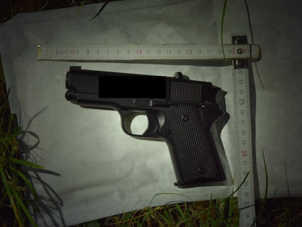 Mit dieser Pistole sollen zwei Teenager andere Jugendliche beraubt haben.