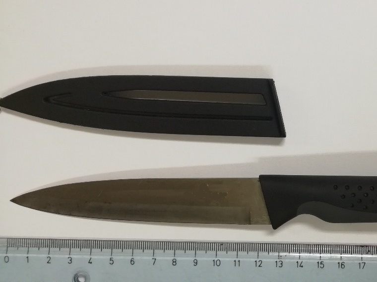 Die Tatwaffe des mutmaßlichen Täters wurde von der Polizei abgenommen. Der 66-Jährige wurde festgenommen. Die Tatwaffe des mutmaßlichen Täters wurde von der Polizei abgenommen. Der 66-Jährige wurde festgenommen.