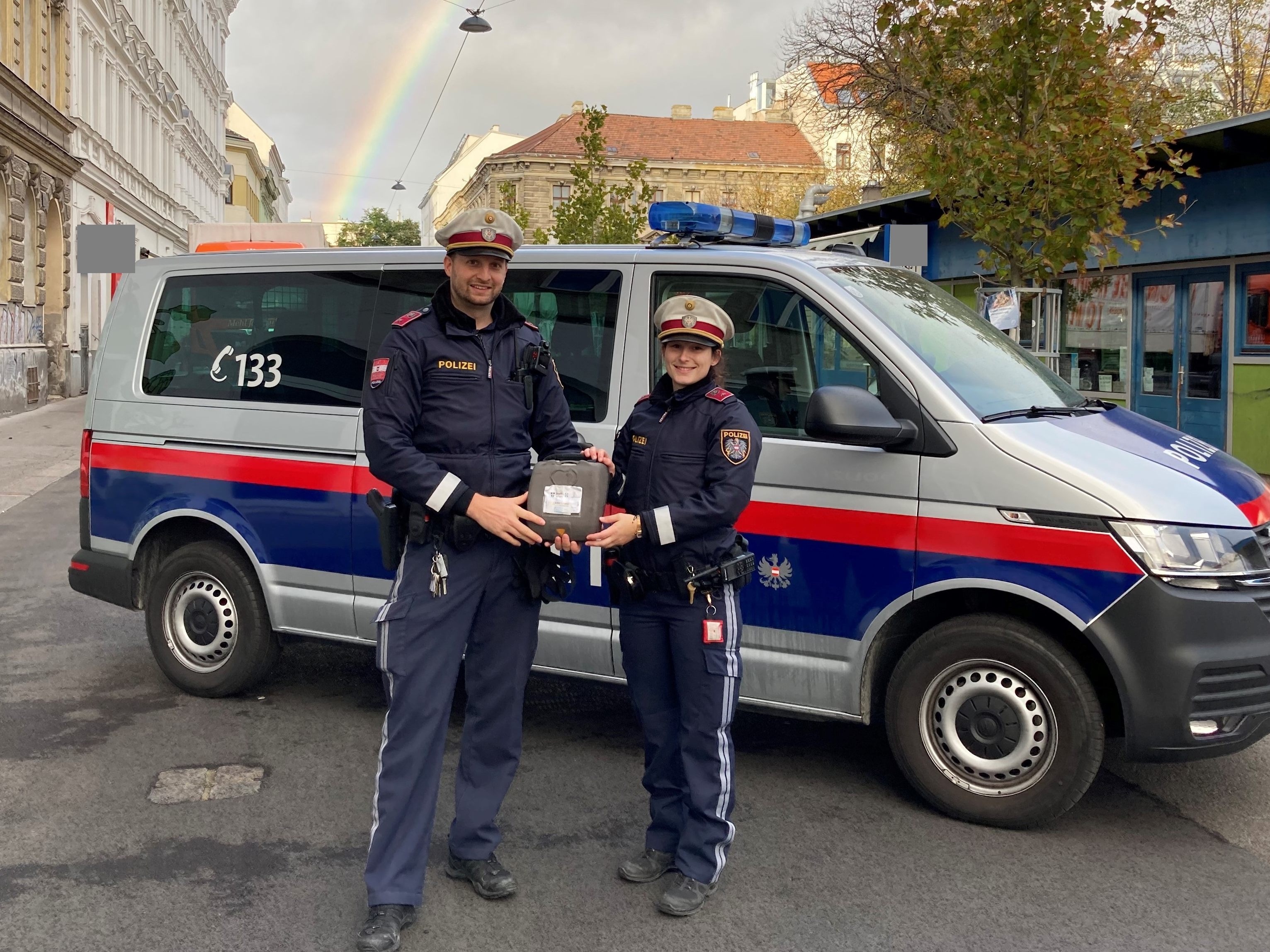 Polizisten bewahrten im Sommer einen Mann in Wien-Ottakring vor dem Tod. Polizisten bewahrten im Sommer einen Mann in Wien-Ottakring vor dem Tod.