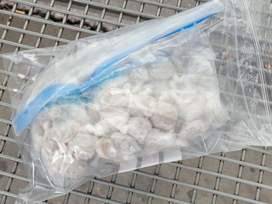 Bei den Männern wurden diverse Suchtmittel sichergestellt. Bei den Männern wurden diverse Suchtmittel sichergestellt.