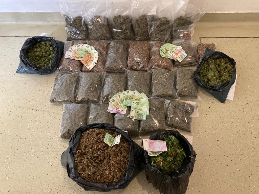 Größere Mengen verkaufsfertiges Marihuana wurden gefunden. Größere Mengen verkaufsfertiges Marihuana wurden gefunden.