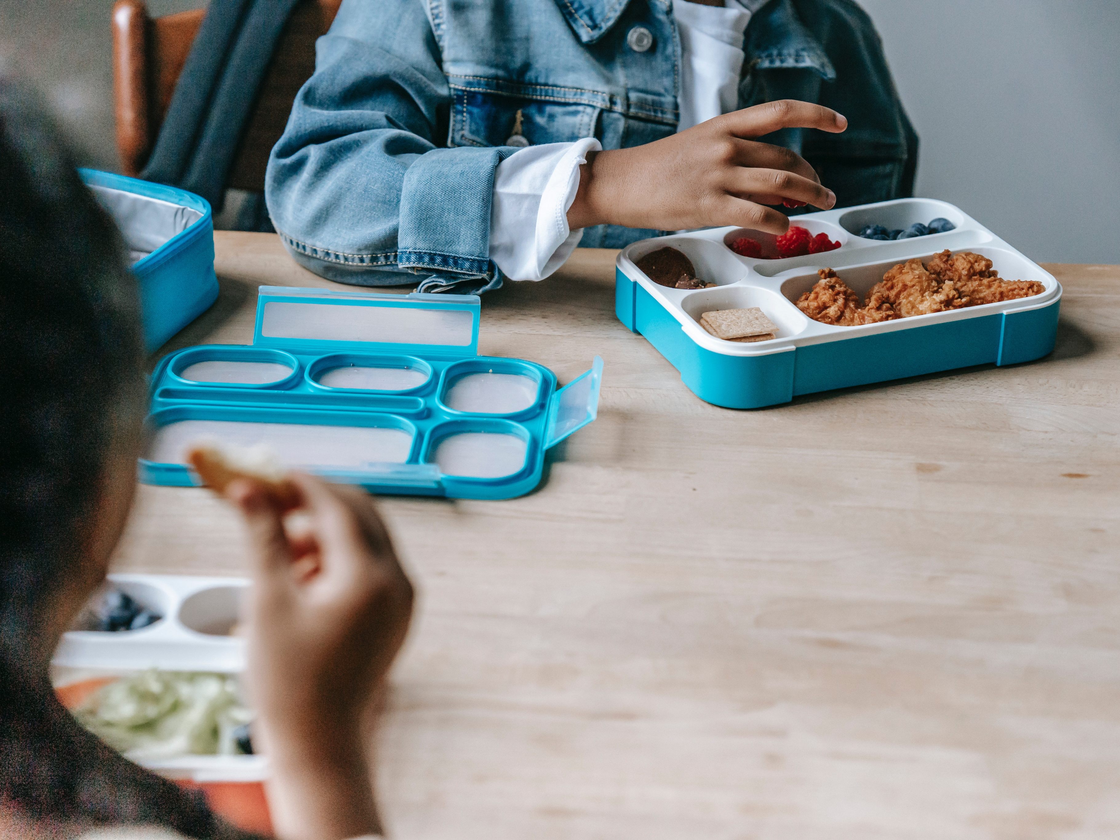 Achtung bei typischen Kinder-Snacks: Darin sind oft zu viel Fett und Salz und generell viele Zusatzstoffe