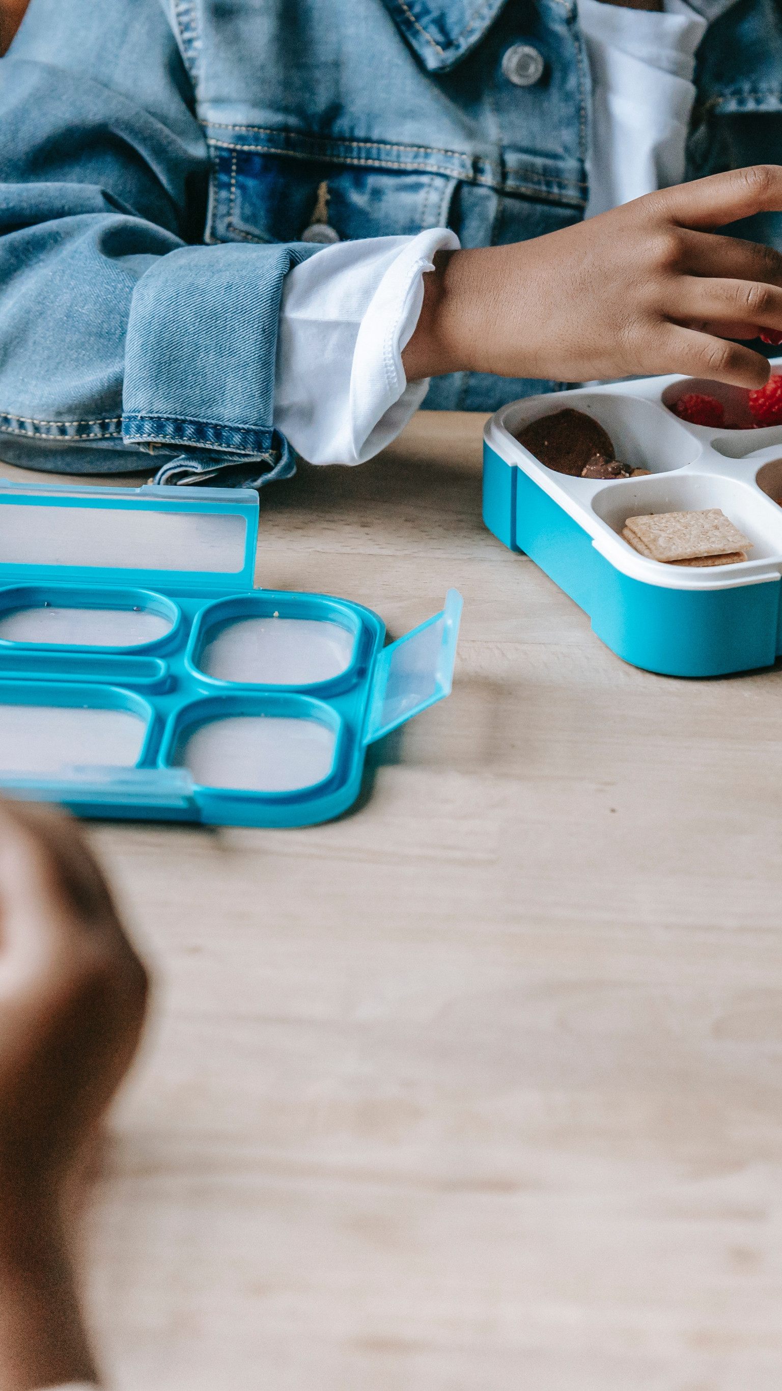 Achtung bei typischen Kinder-Snacks: Darin sind oft zu viel Fett und Salz und generell viele Zusatzstoffe