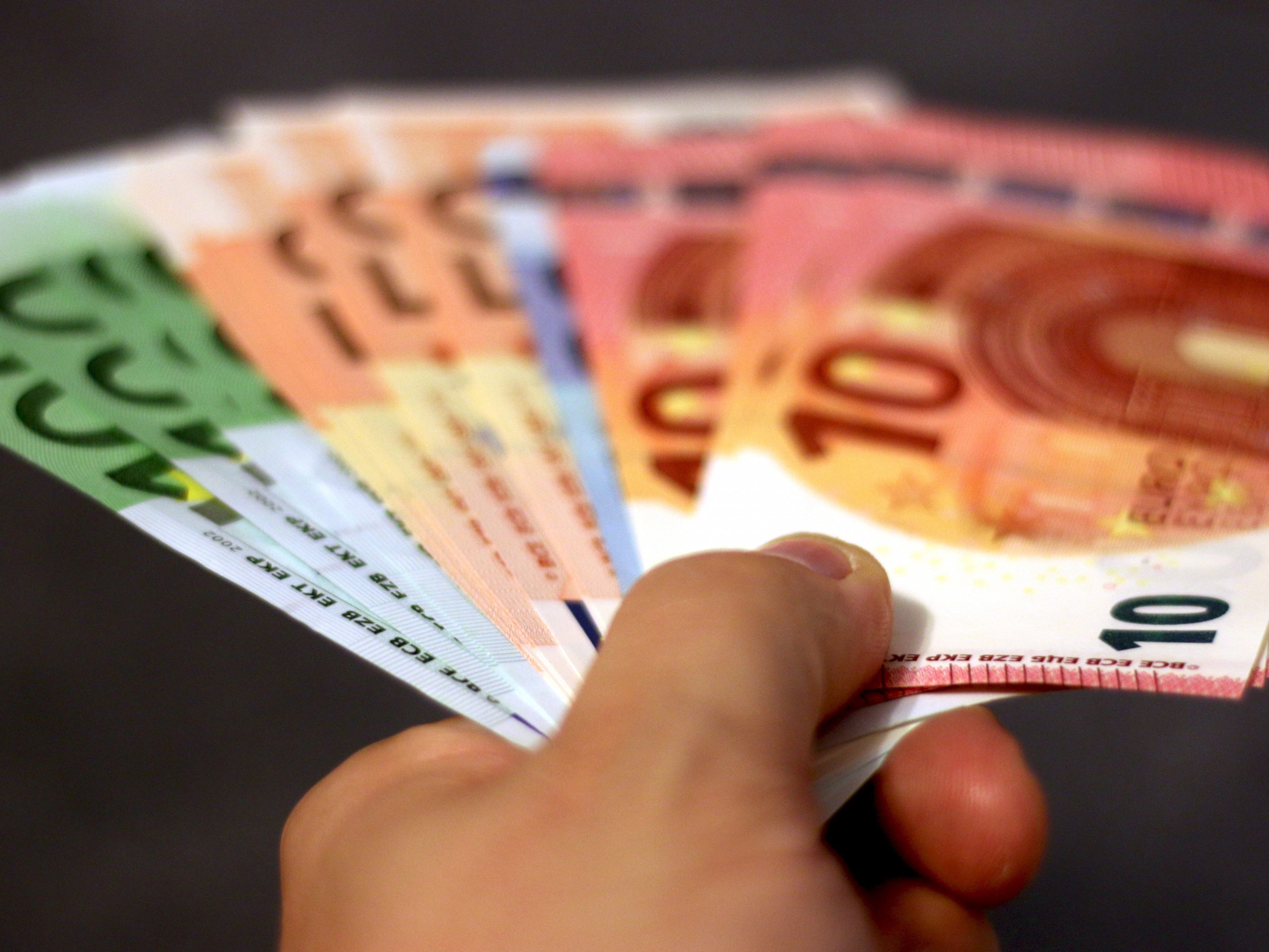 Die Bereitschaft, in der Pandemie Geld zu spenden, ist bei Älteren größer als bei Jüngeren