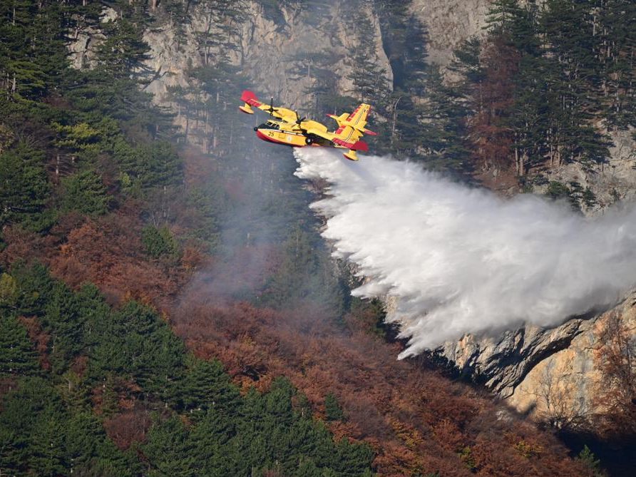 Auch zwei italienische Löschflugzeuge sind im Einsatz. Auch zwei italienische Löschflugzeuge sind im Einsatz.