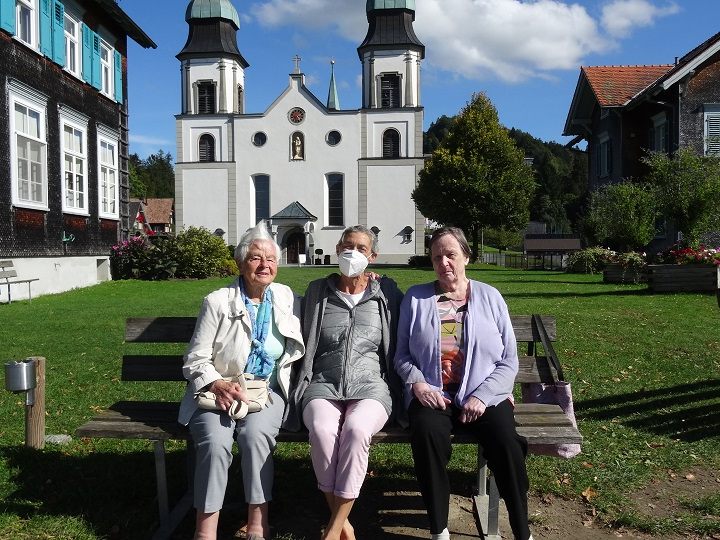 Ein Andenken von der Basilika mit Josefine Glieder, Gertrude Fitz und Elfriede Mathis. Ein Andenken von der Basilika mit Josefine Glieder, Gertrude Fitz und Elfriede Mathis.
