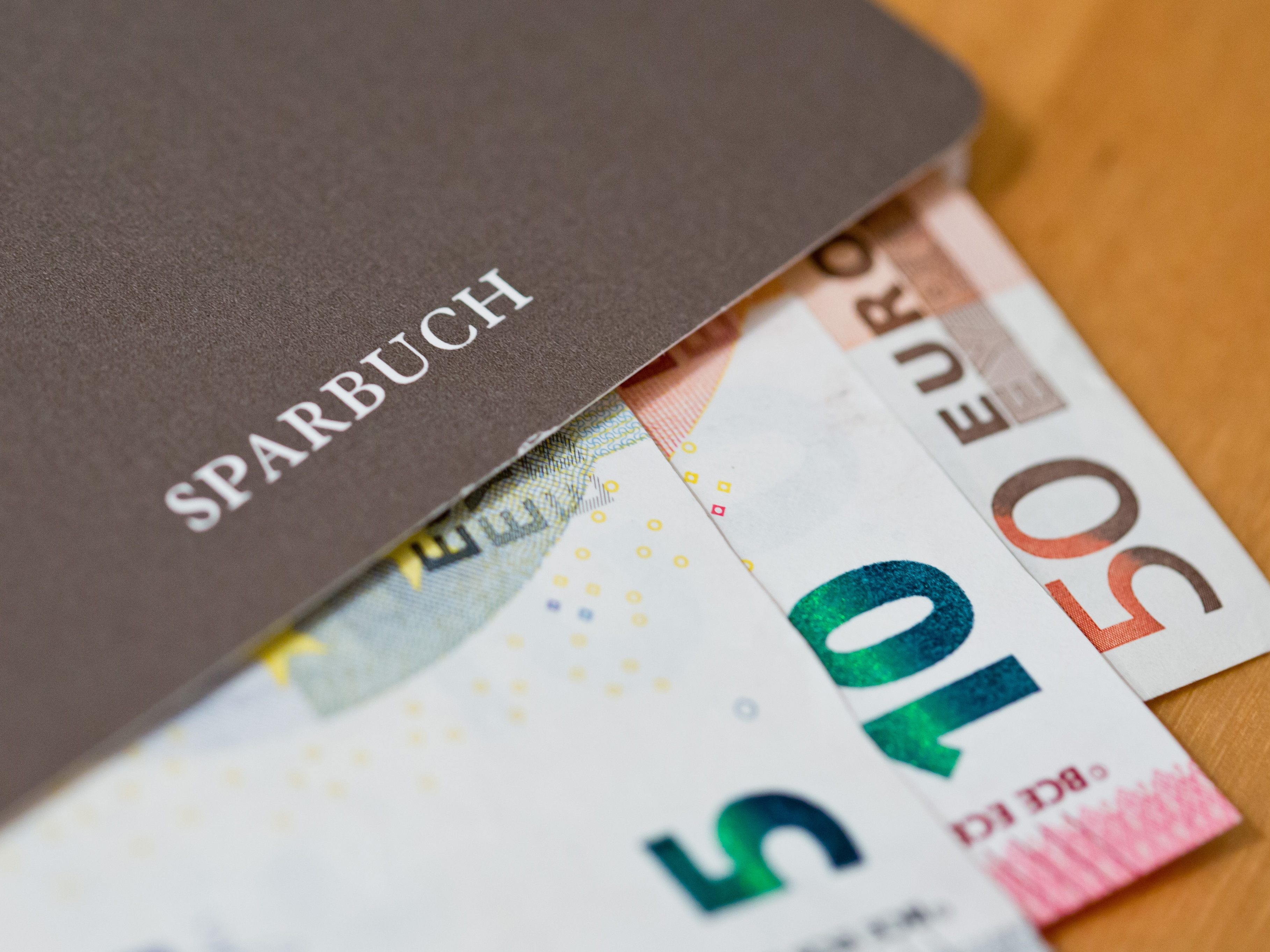 Mit Sparbüchern lässt sich eigentlich kaum noch sparen. Mit Sparbüchern lässt sich eigentlich kaum noch sparen.