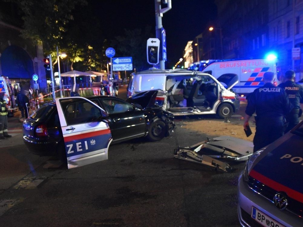 Bei einem Verkehrsunfall mit einem Polizeiwagen am Hernalser Gürtel in Wien Freitagnacht wurden zwei Personen schwer verletzt. Bei einem Verkehrsunfall mit einem Polizeiwagen am Hernalser Gürtel in Wien Freitagnacht wurden zwei Personen schwer verletzt.
