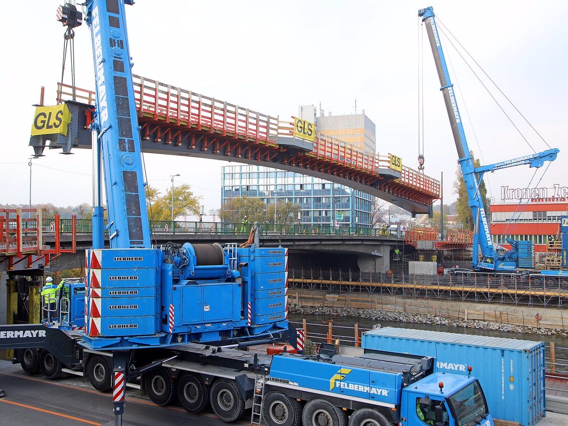 Das Ersatz-Tragwerk wurde eingehoben. Das Ersatz-Tragwerk wurde eingehoben.