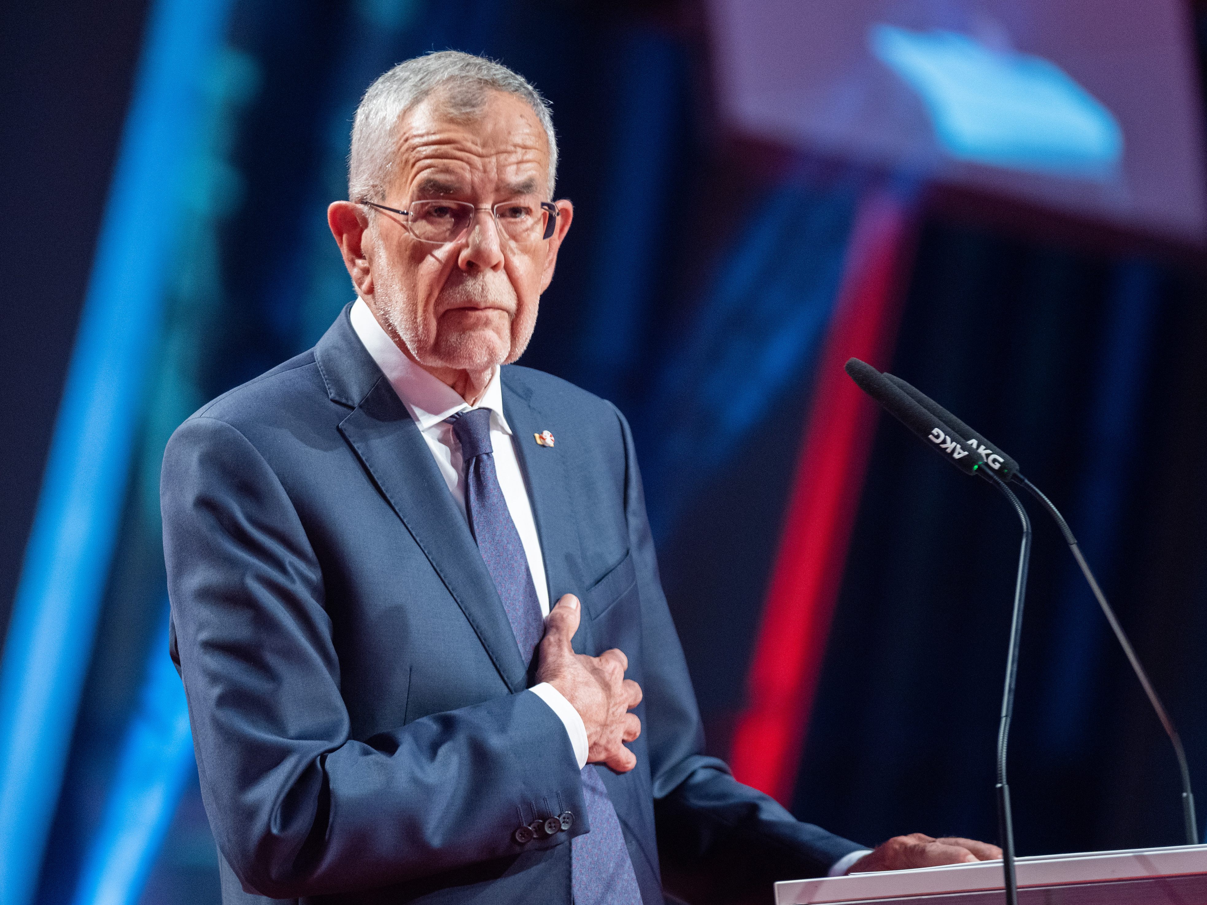 Van der Bellen beruft sich auf Rechtstaat und Gewaltenteilung. Van der Bellen beruft sich auf Rechtstaat und Gewaltenteilung.