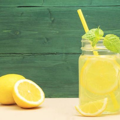4 gute Gründe, warum Sie Zitronenwasser trinken sollten.