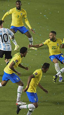 Auch auf Spielfeld herrschte viel Trubel um Messi