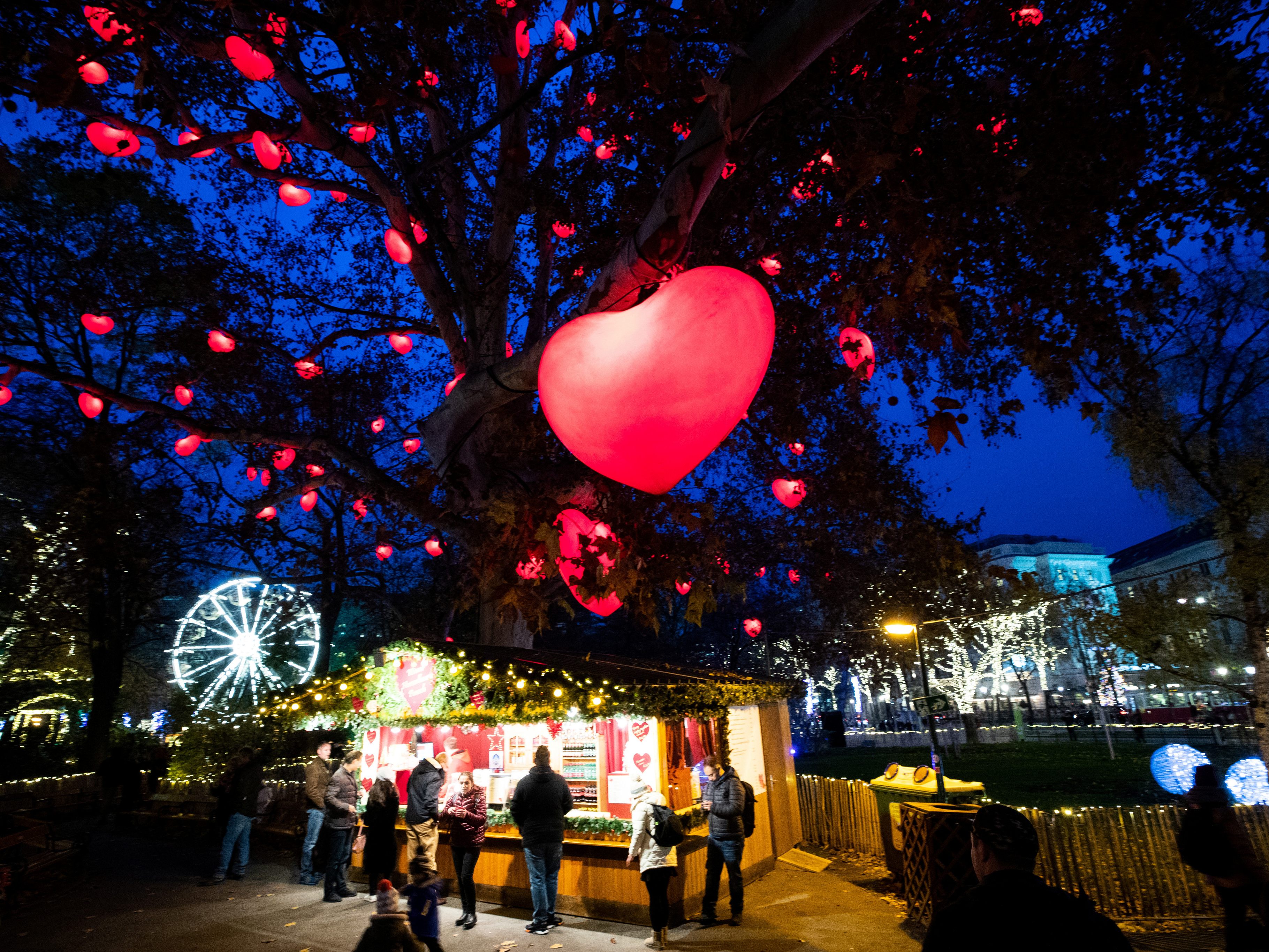 Die Wiener Christkindlmärkte eröffnen wieder. Den Anfang macht unter anderem der Adventmarkt am Wiener Rathausplatz. Die Wiener Christkindlmärkte eröffnen wieder. Den Anfang macht unter anderem der Adventmarkt am Wiener Rathausplatz.