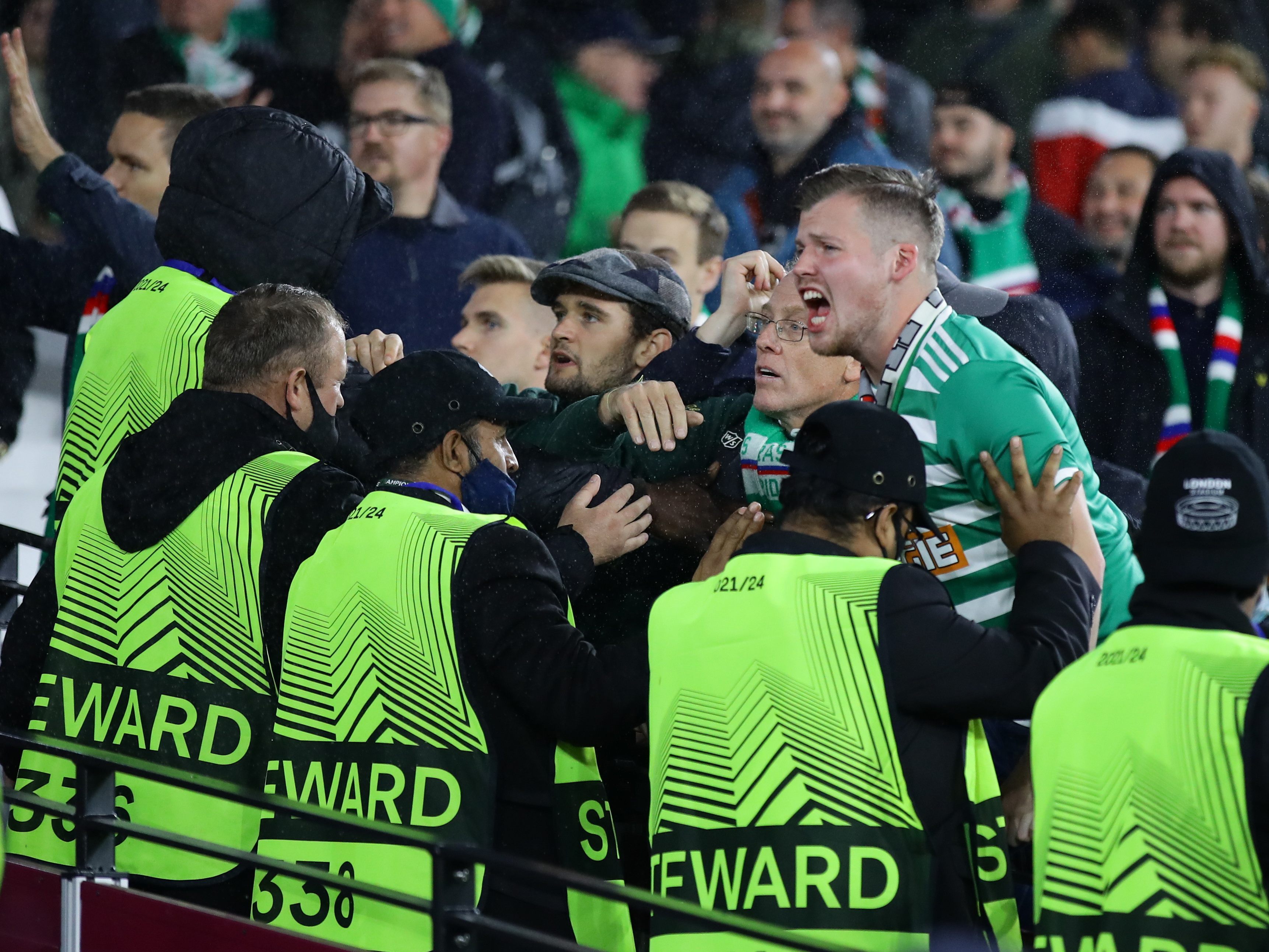 Wegen der Vorkommnisse beim Europa-League-Match Rapids gegen West Ham United im September wurde Rapid Wien von der UEFA eine Geldstrafe aufgebrummt. Wegen der Vorkommnisse beim Europa-League-Match Rapids gegen West Ham United im September wurde Rapid Wien von der UEFA eine Geldstrafe aufgebrummt.